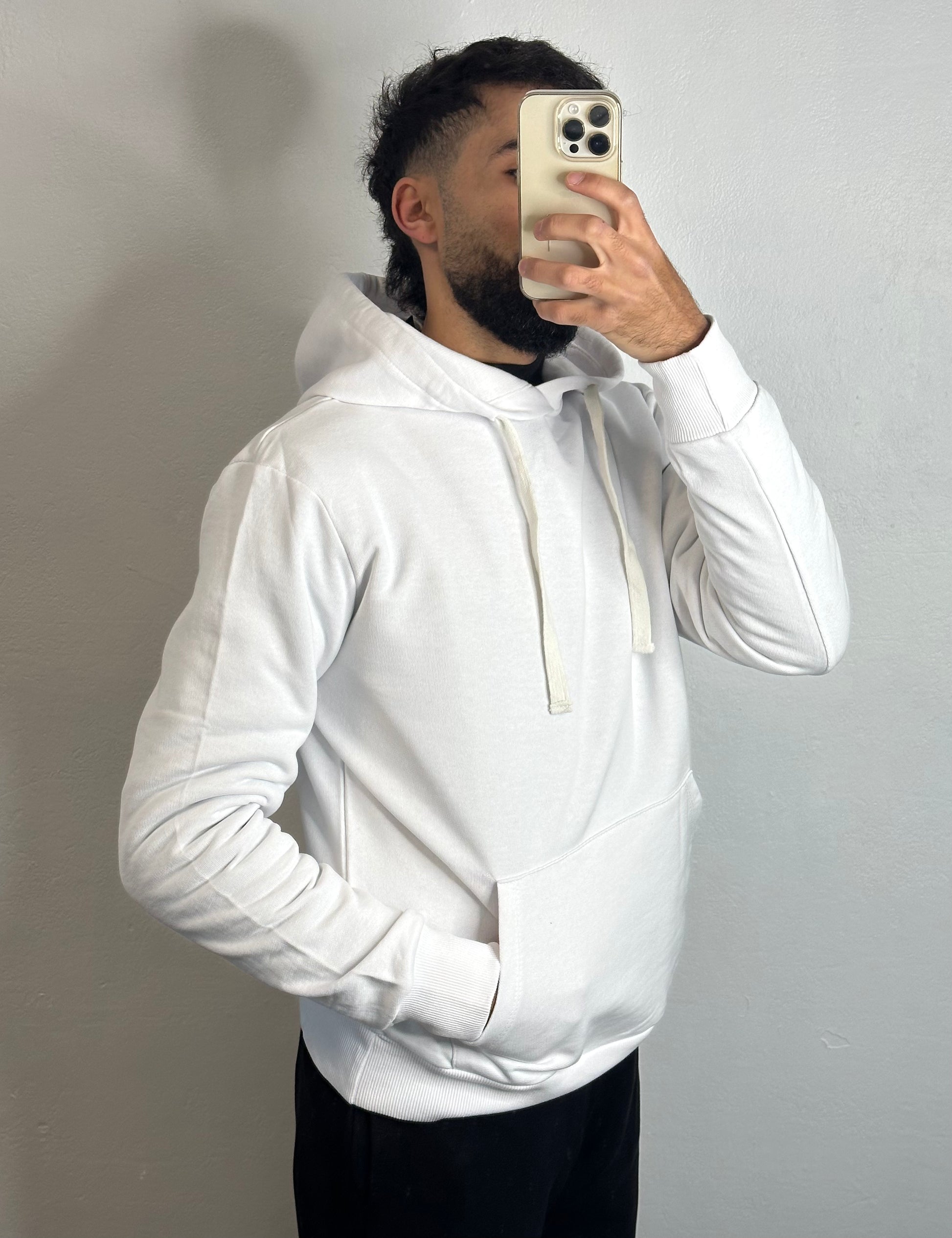 Sweat à capuche blanc, fraîcheur et simplicité pour un look urbain.
