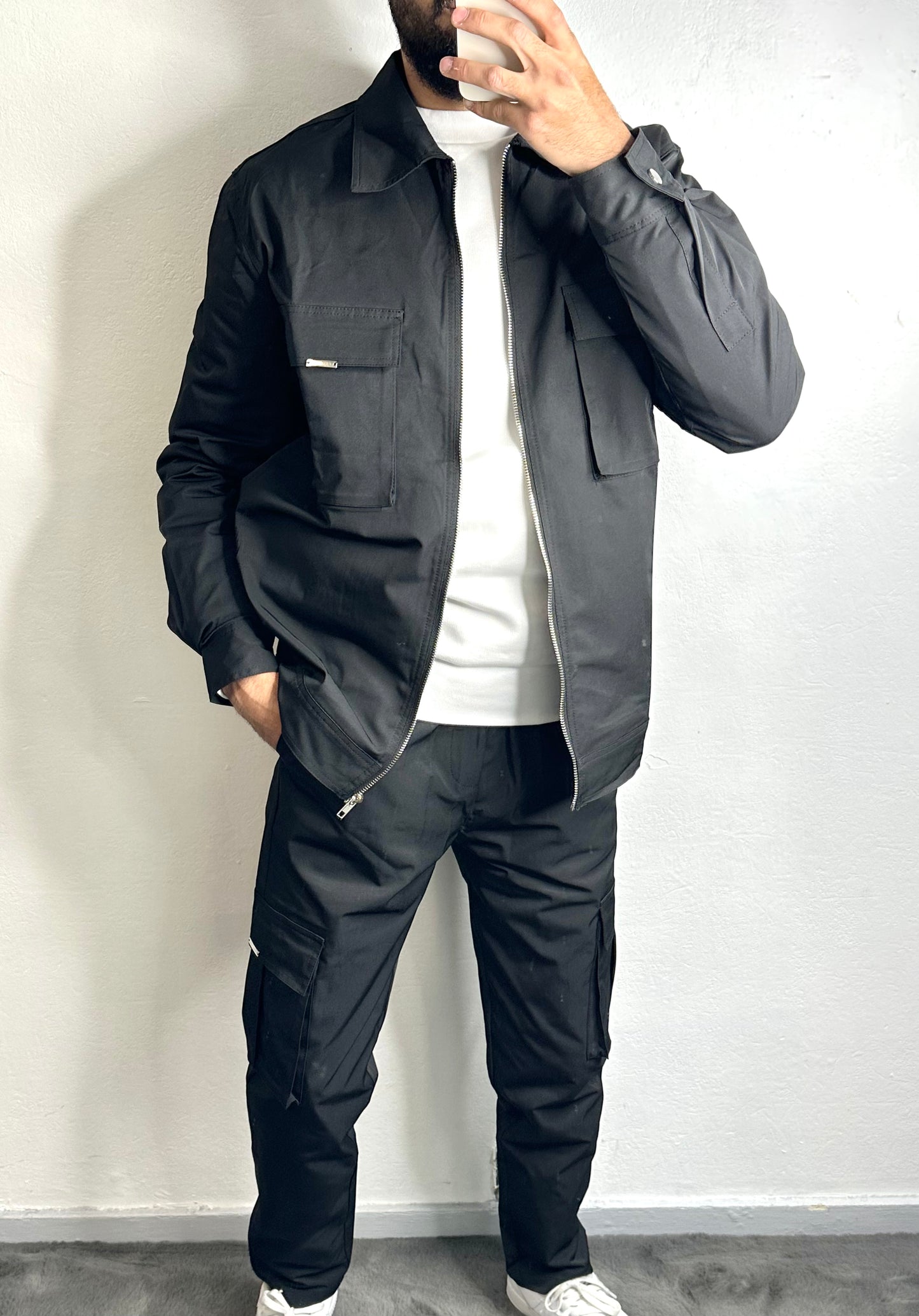 Ensemble cargo noir de Line White - élégance contemporaine.