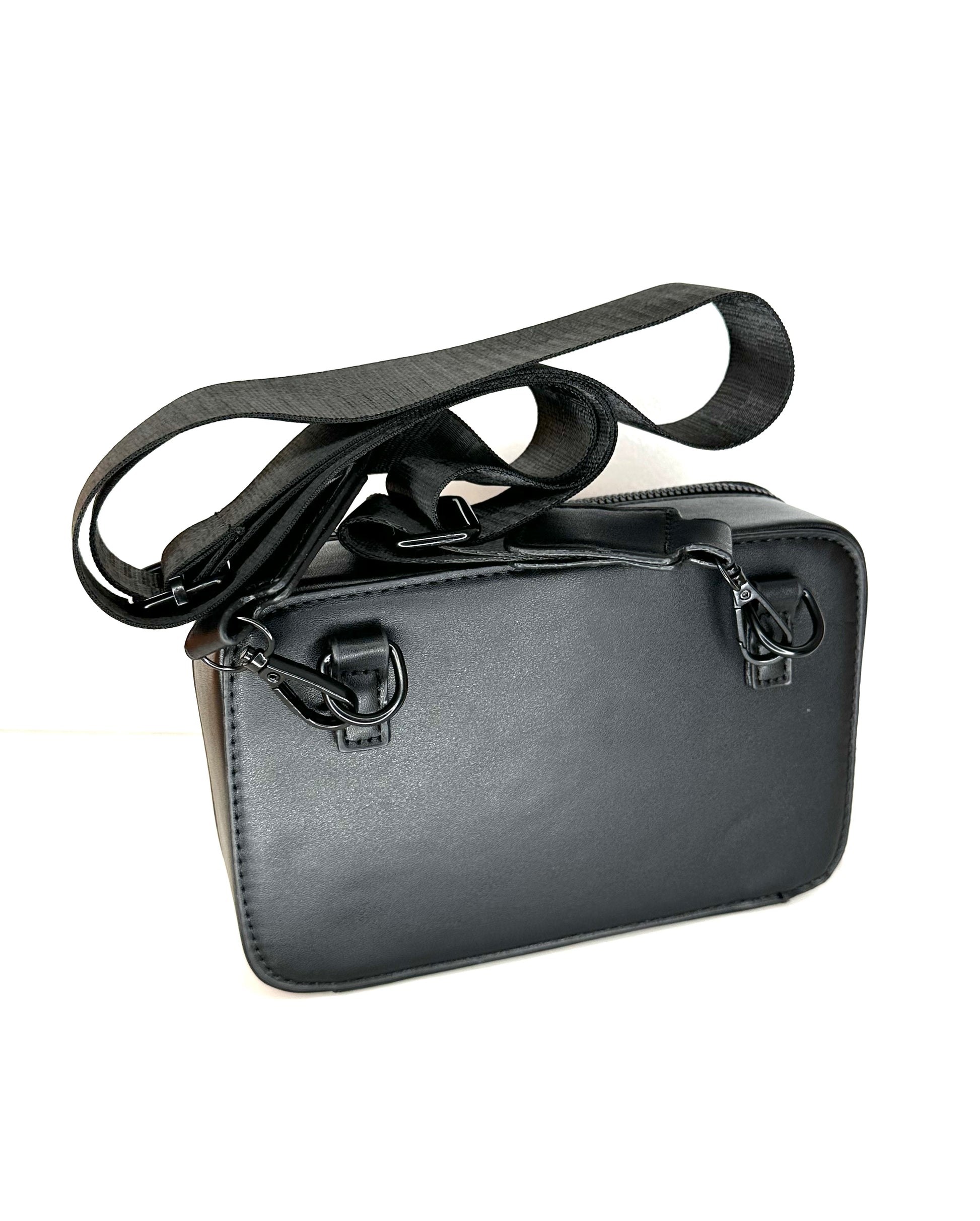 Sacoche carrée noire à bandoulière, design épuré, fermeture sécurisée.