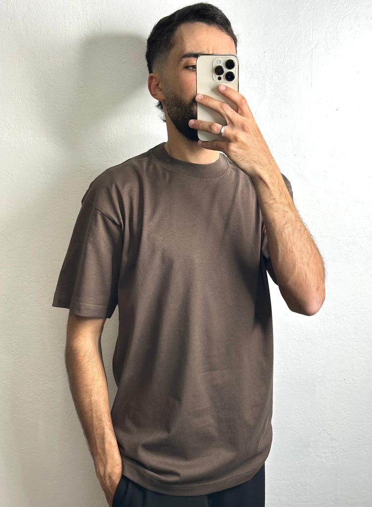 T-shirt marron col rond, représentation de simplicité et d'authenticité.