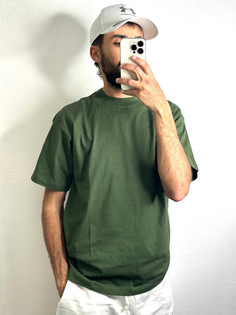 T-shirt kaki col rond, symbole de tendance et d'élégance urbaine.