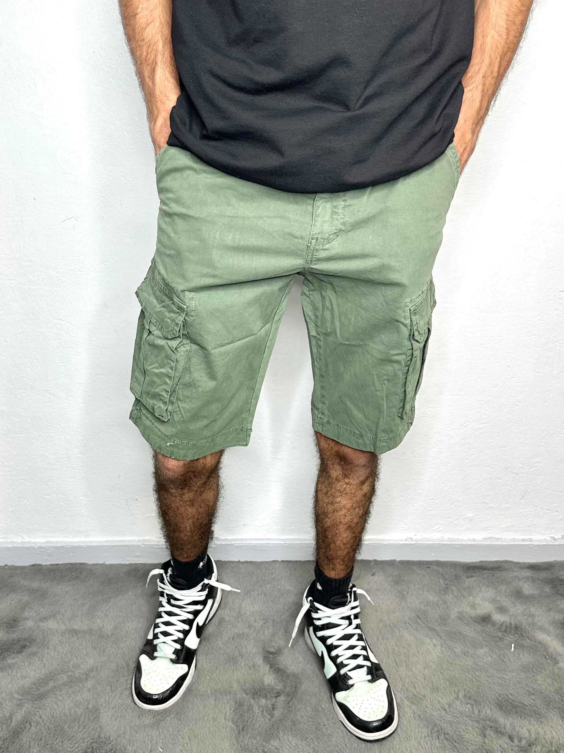 Short cargo en teinte kaki, design robuste et poches fonctionnelles.