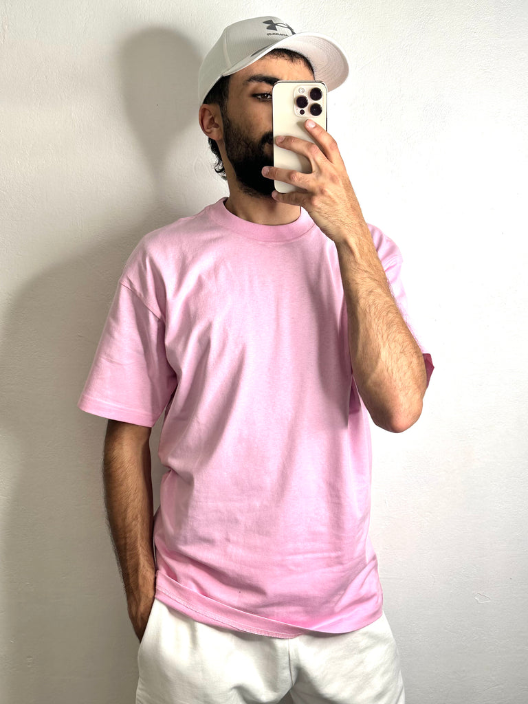 T-shirt rose col rond, idéal pour ajouter une touche vibrante à votre look.