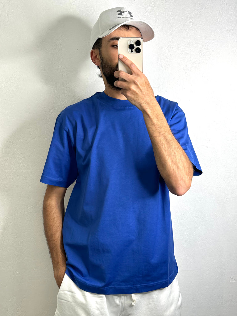 T-shirt bleu col rond, idéal pour un look à la fois chic et décontracté.