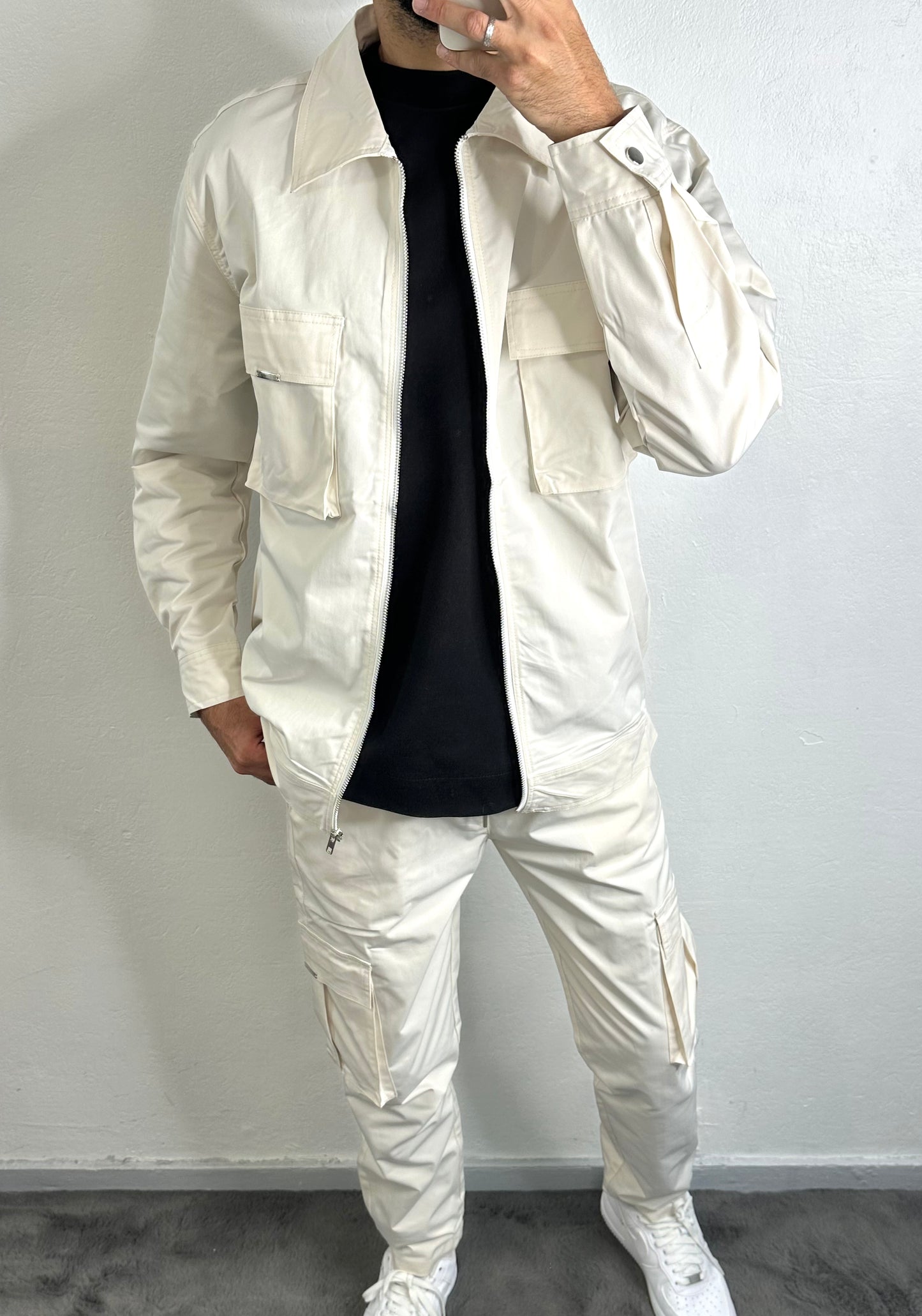 Ensemble cargo blanc cassé de Line White - douceur et tendance.