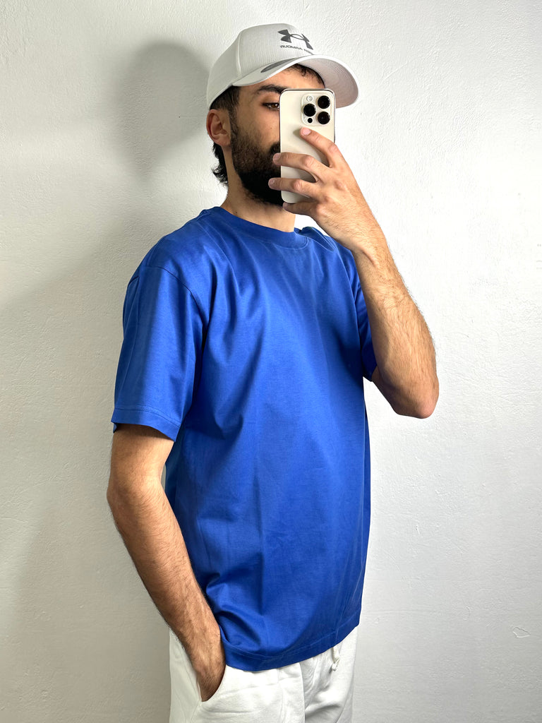 T-shirt bleu col rond, idéal pour un look à la fois chic et décontracté.