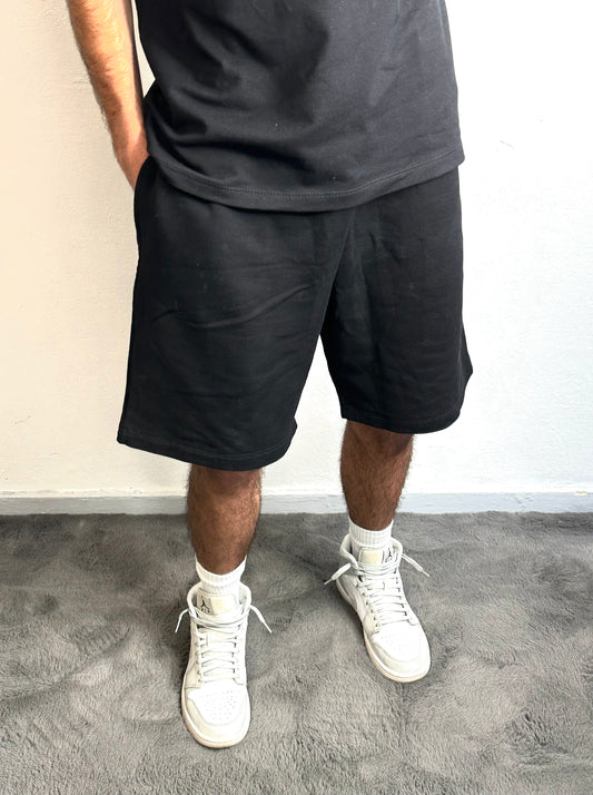 Short street noir, pour une allure urbaine et tendance.
