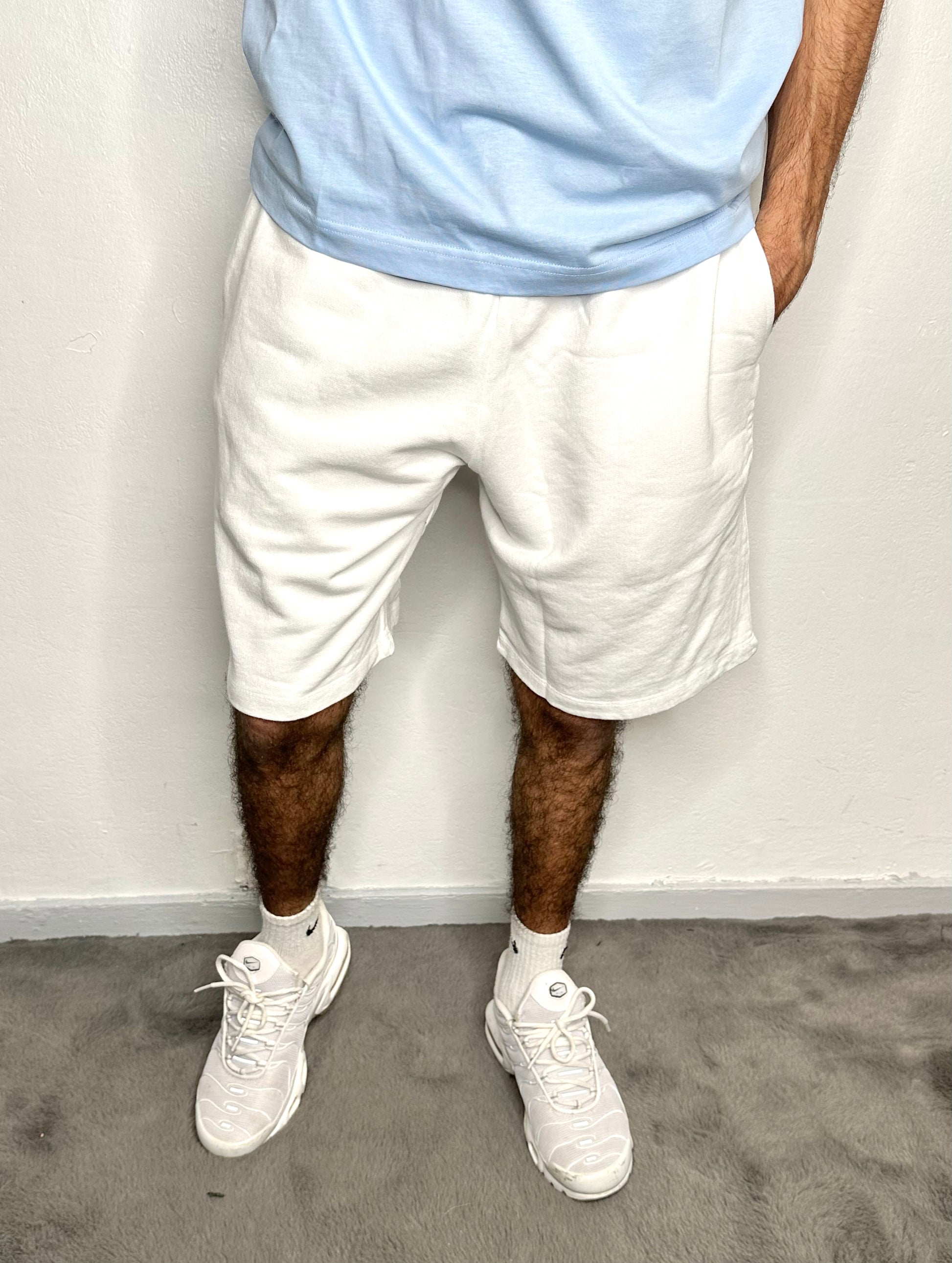 Short street blanc, éclatant et moderne pour un look streetwear épuré.