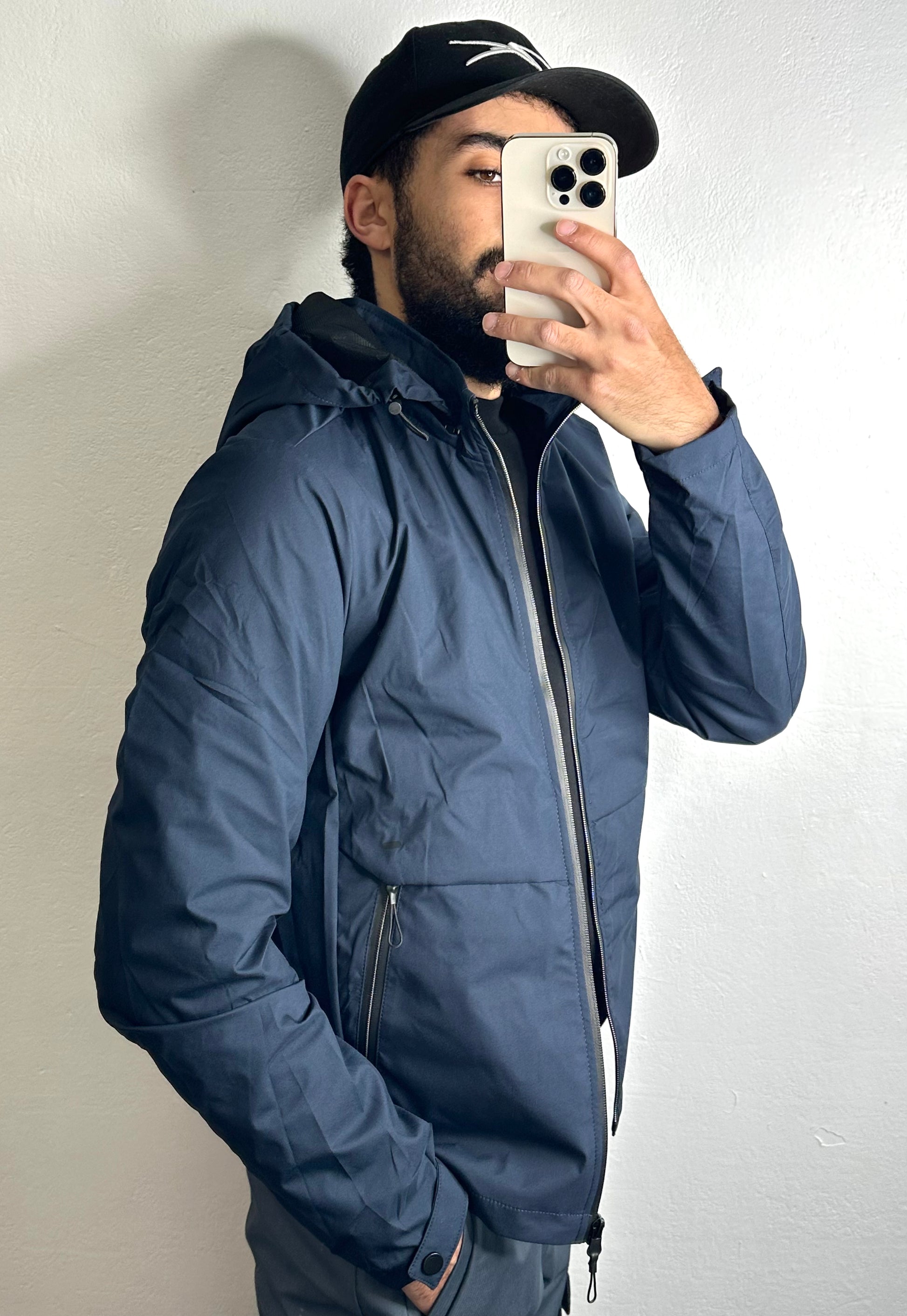 Veste décontractée bleu marine avec capuche amovible, élégance intemporelle.