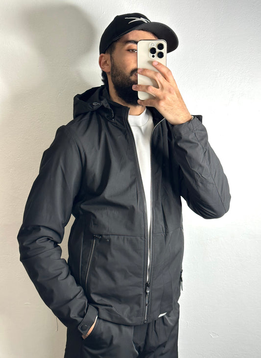 Veste décontractée noire avec capuche amovible pour un style versatile.