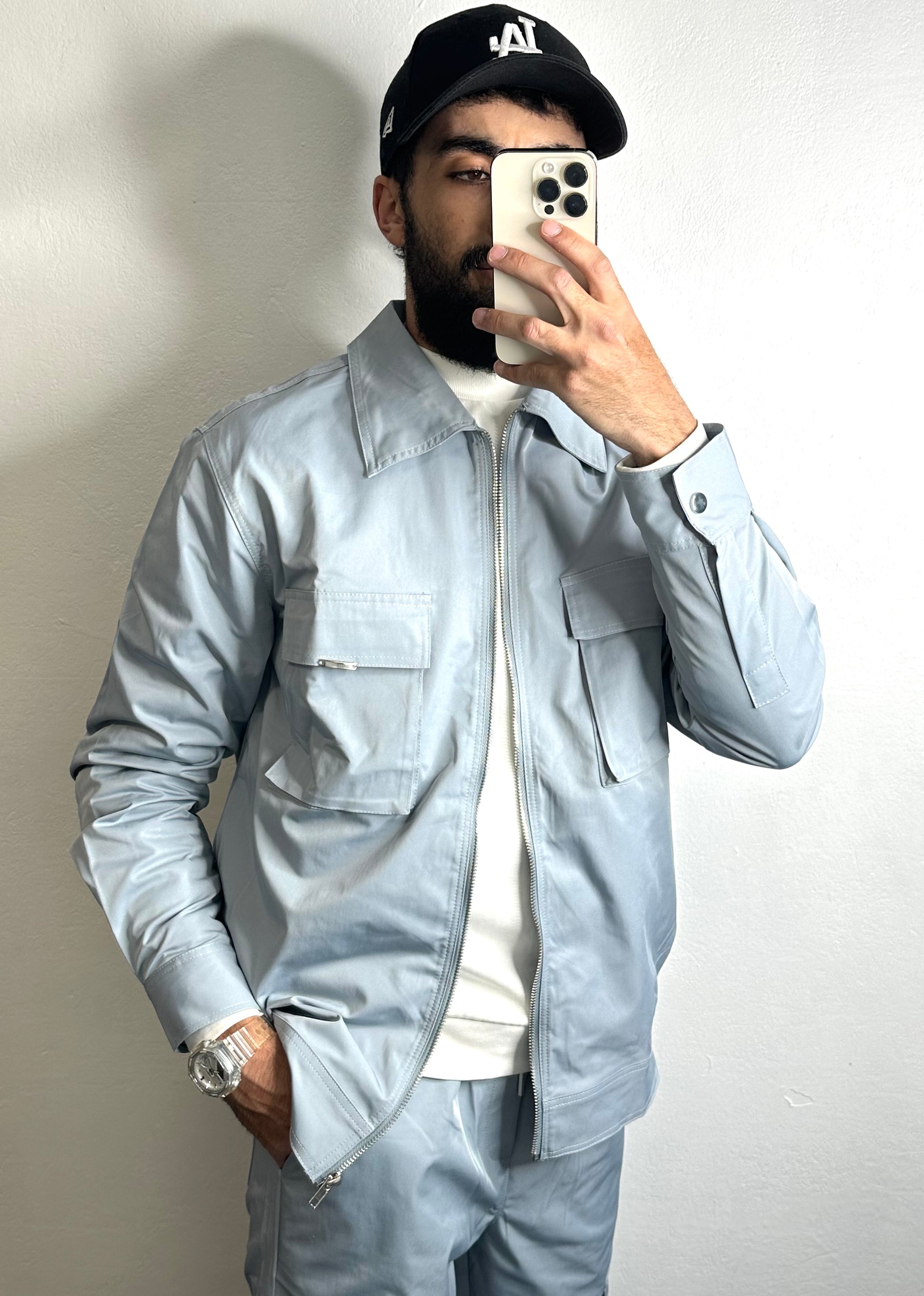 Ensemble cargo blue pastel de Line White - éclat tranquille."