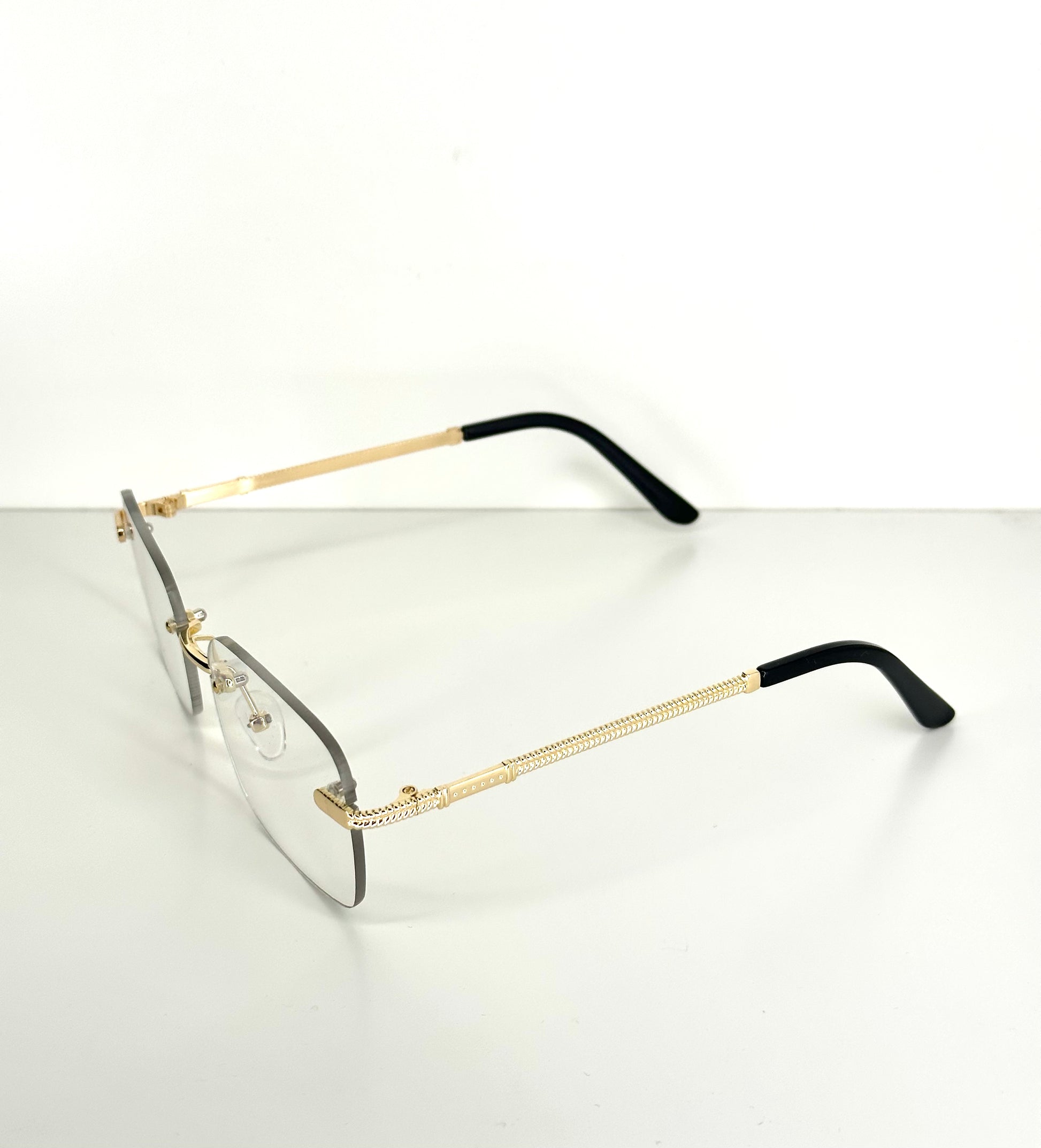 Lunettes Montaigne rectangles en finition or, reflétant une élégance sans pareil.