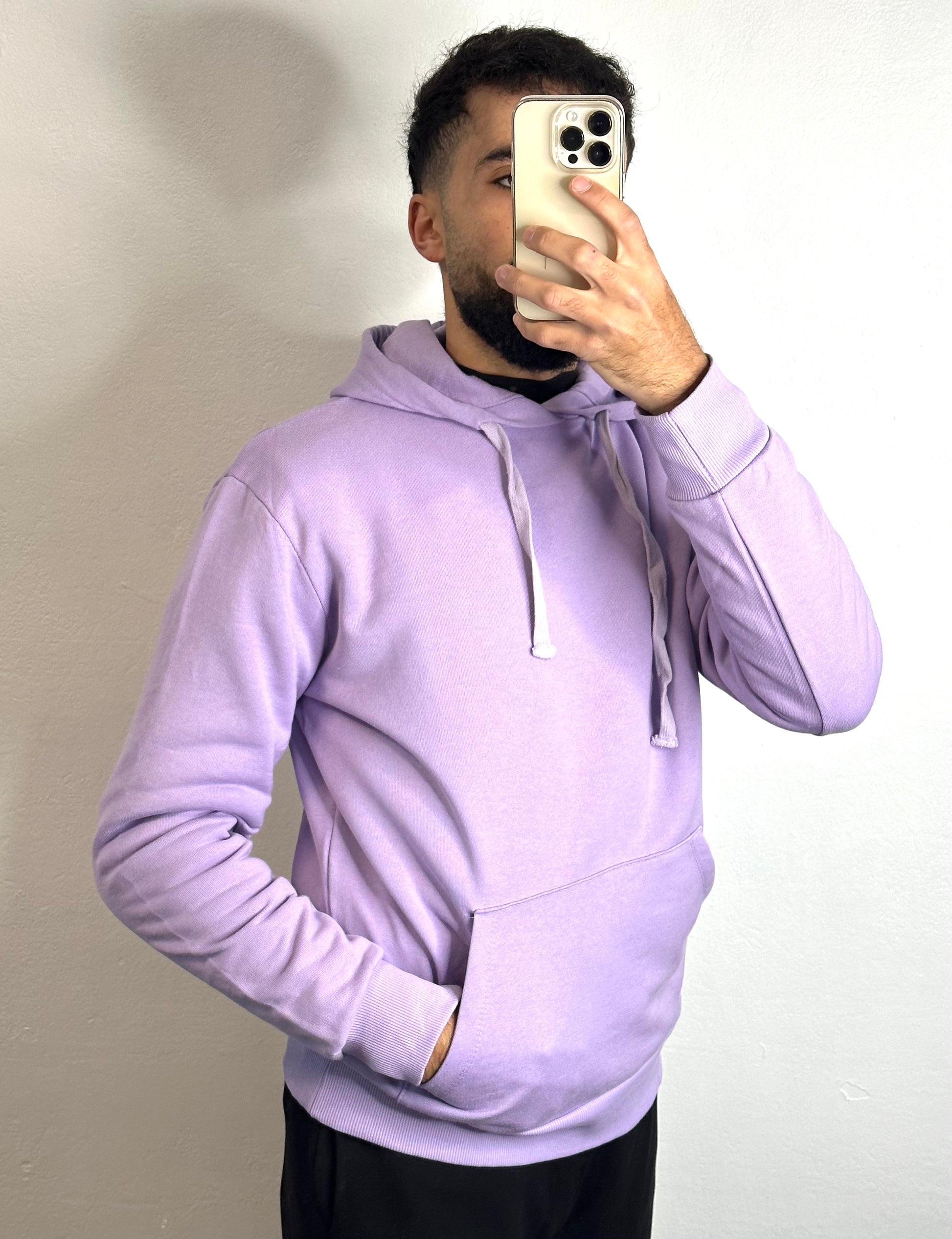 Sweat à capuche lilas, touche audacieuse pour une élégance street.