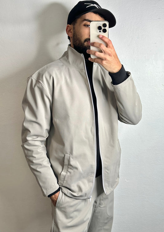 Ensemble décontracté gris de Line White - l'incarnation parfaite du style décontracté et raffiné.