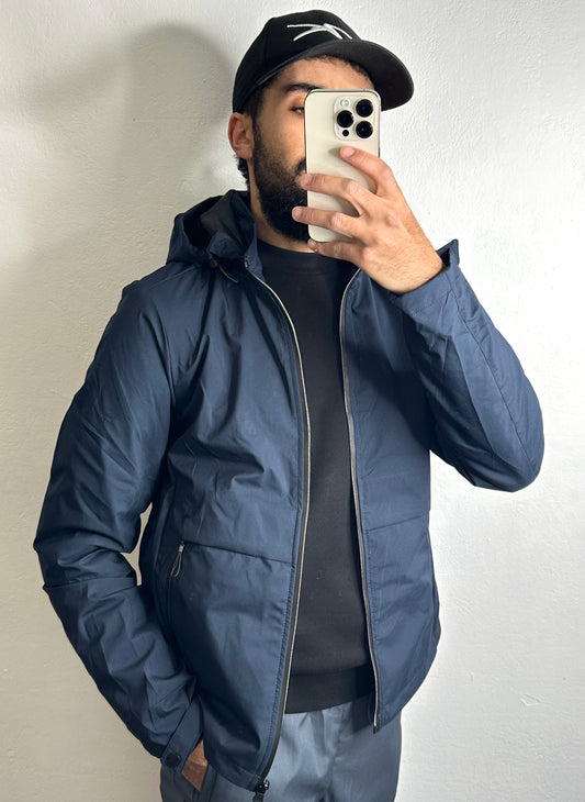 Veste décontractée bleu marine avec capuche amovible, élégance intemporelle.