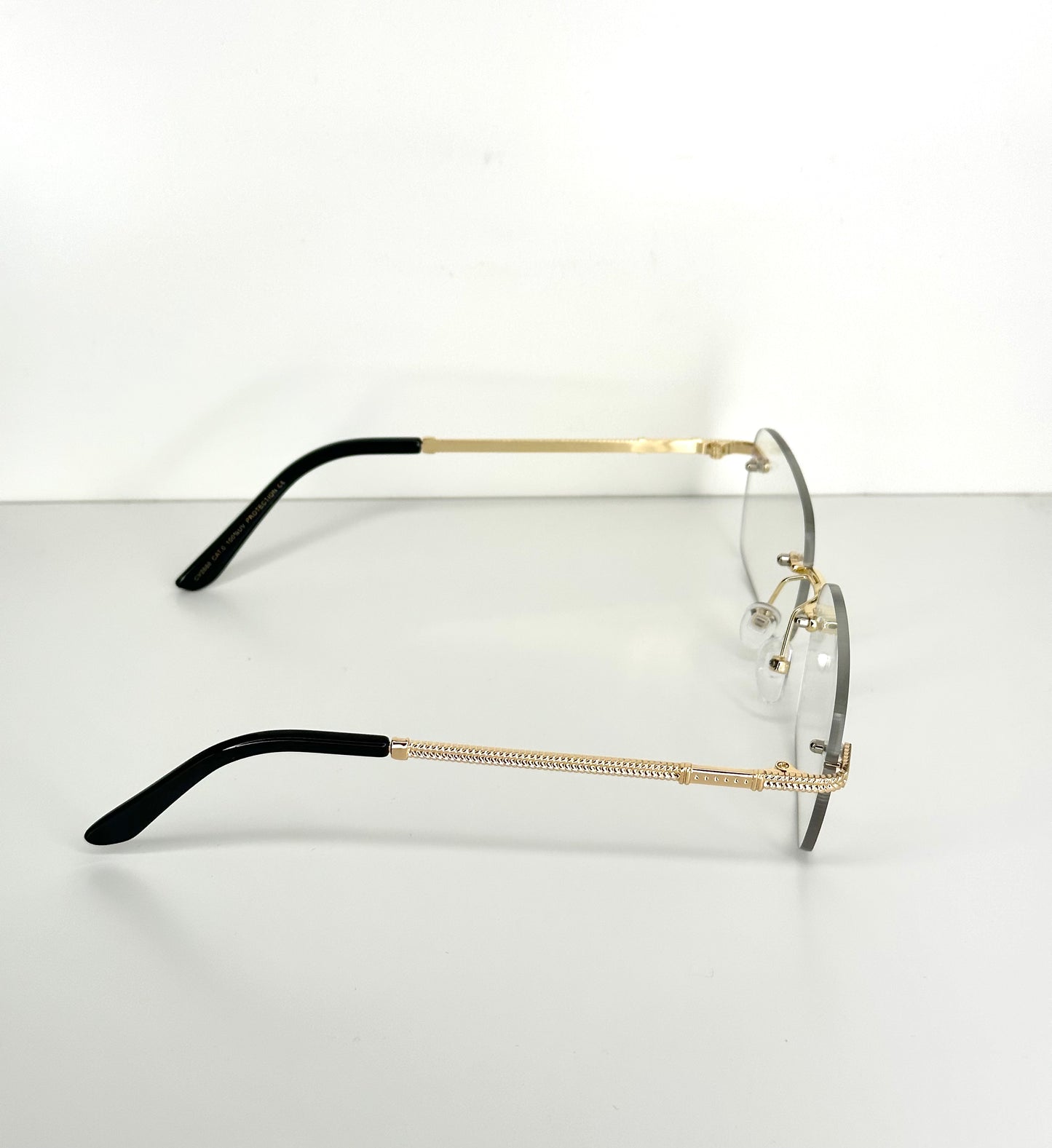 Lunettes Montaigne rectangles en finition or, reflétant une élégance sans pareil.