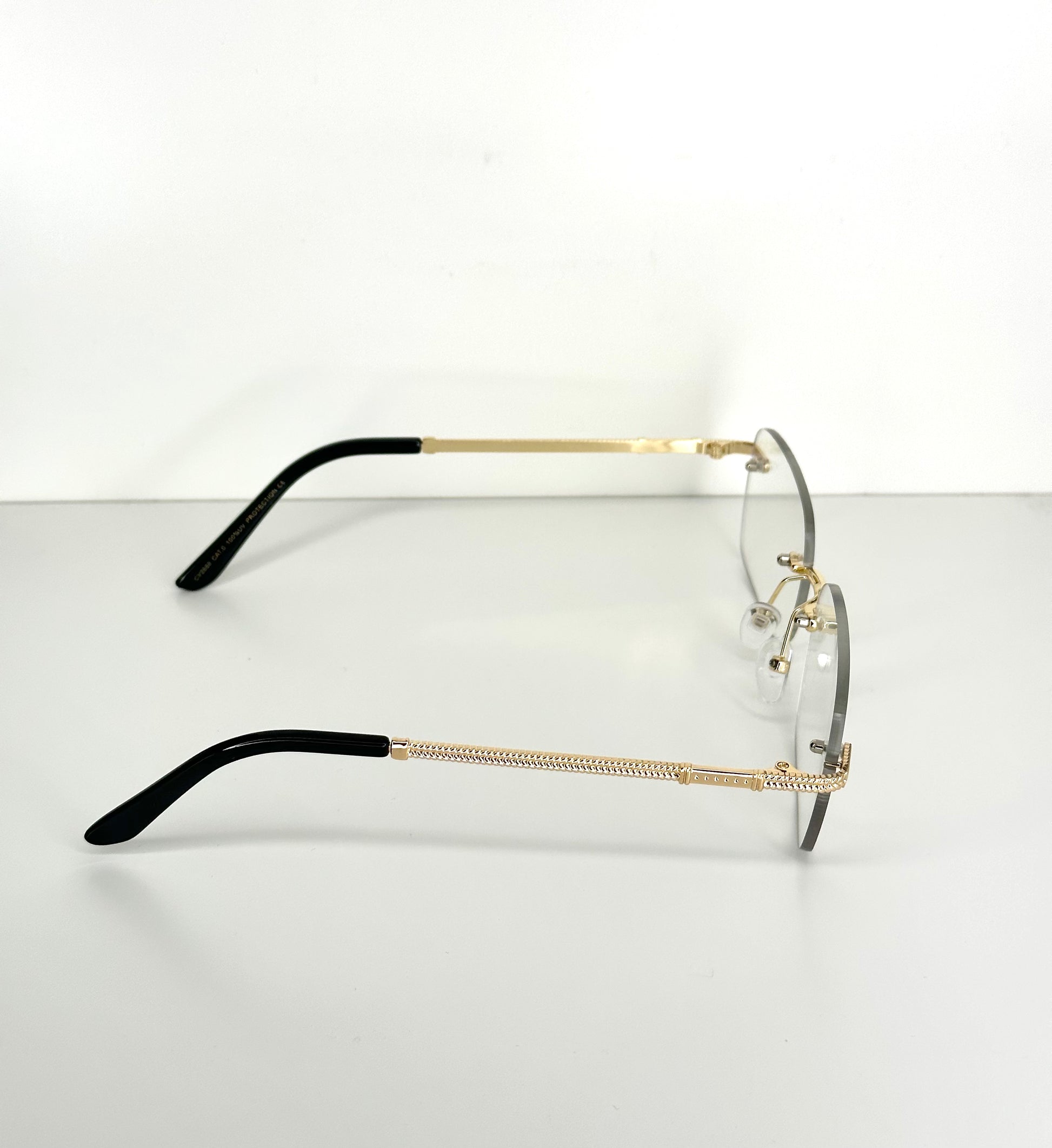 Lunettes Montaigne rectangles en finition or, reflétant une élégance sans pareil.