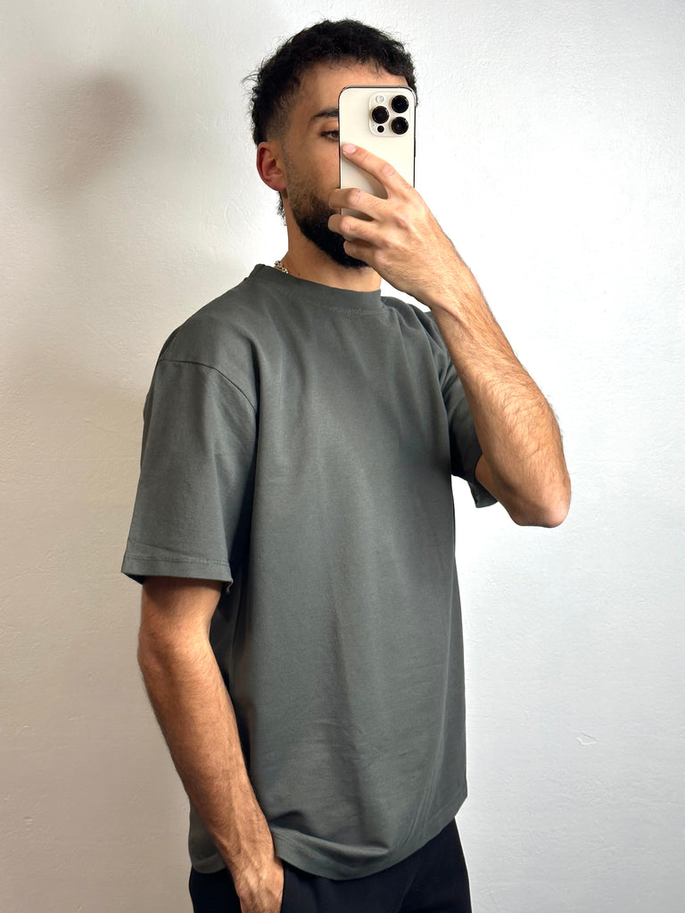 T-shirt streetwear gris col rond, icône de la mode urbaine contemporaine.