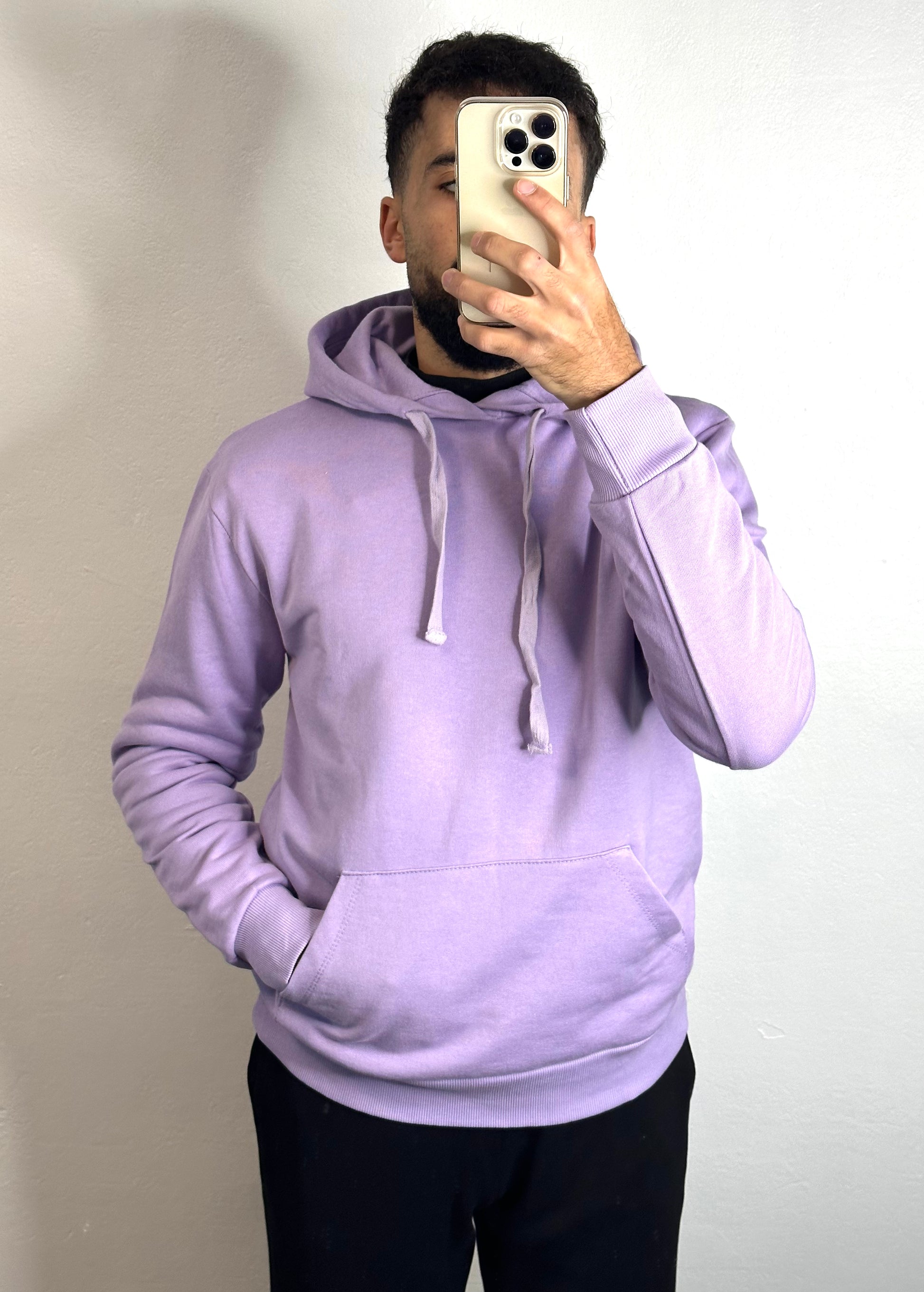 Sweat à capuche lilas, touche audacieuse pour une élégance street.