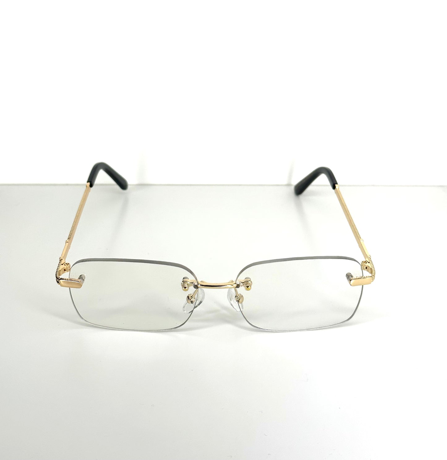 Lunettes Montaigne rectangles en finition or, reflétant une élégance sans pareil.