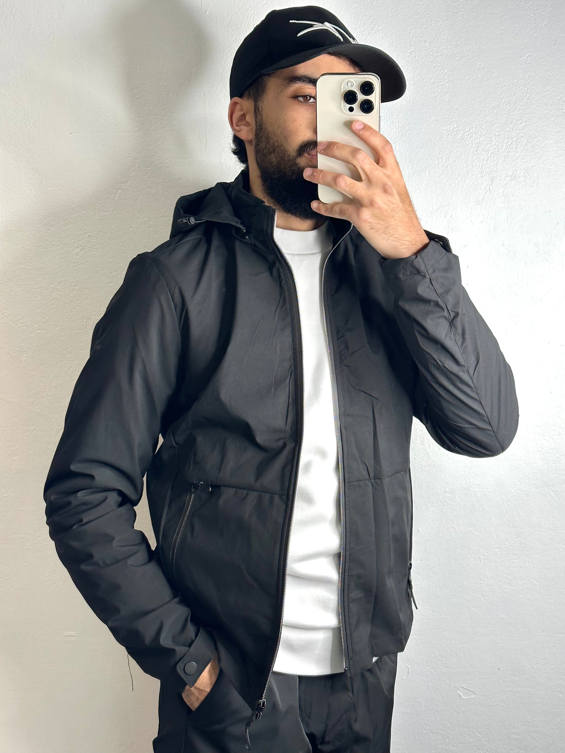 Veste décontractée noire avec capuche amovible pour un style versatile.