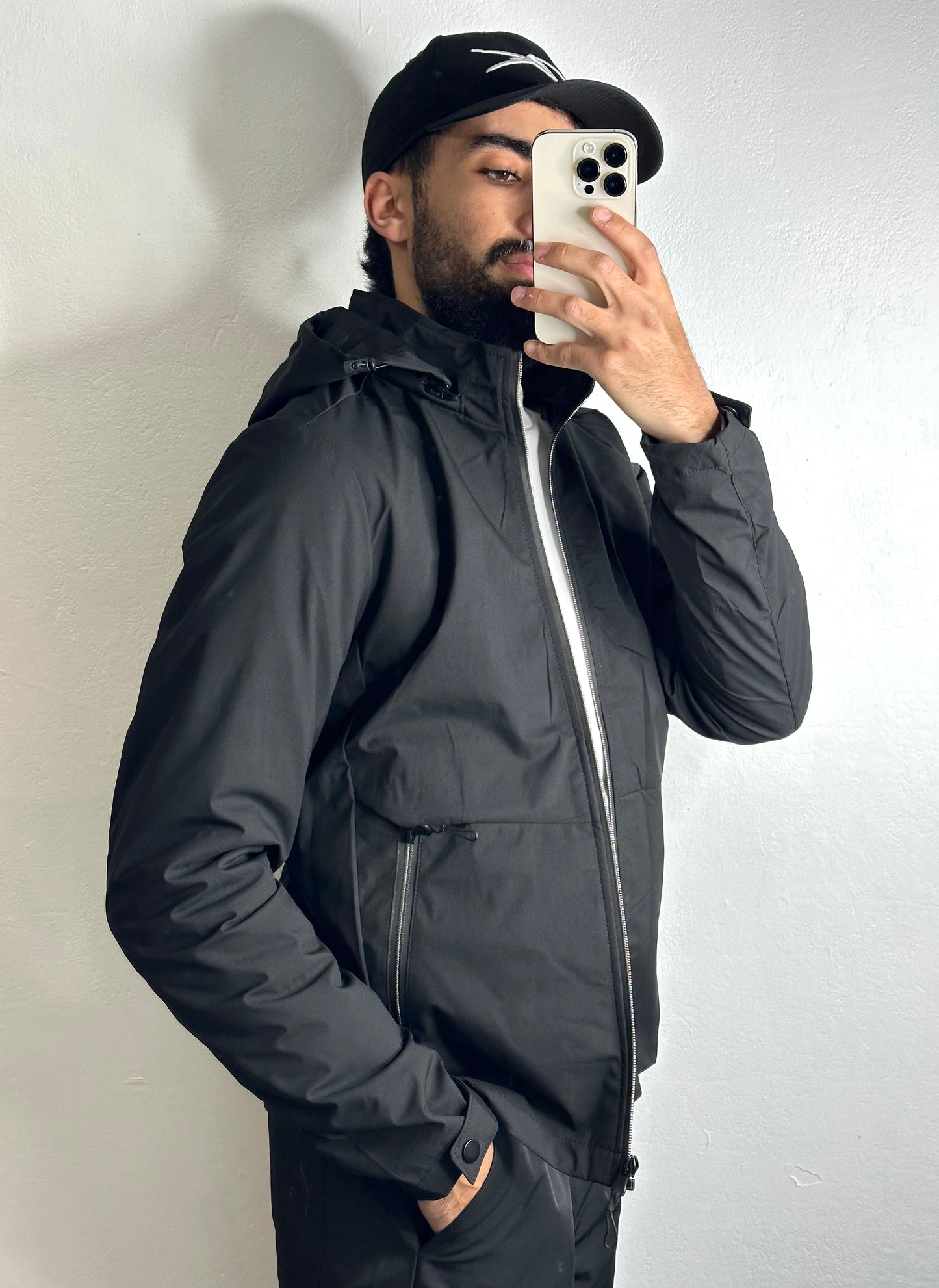 Veste décontractée noire avec capuche amovible pour un style versatile.