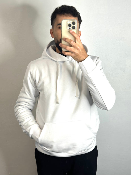 Sweat à capuche blanc, fraîcheur et simplicité pour un look urbain.